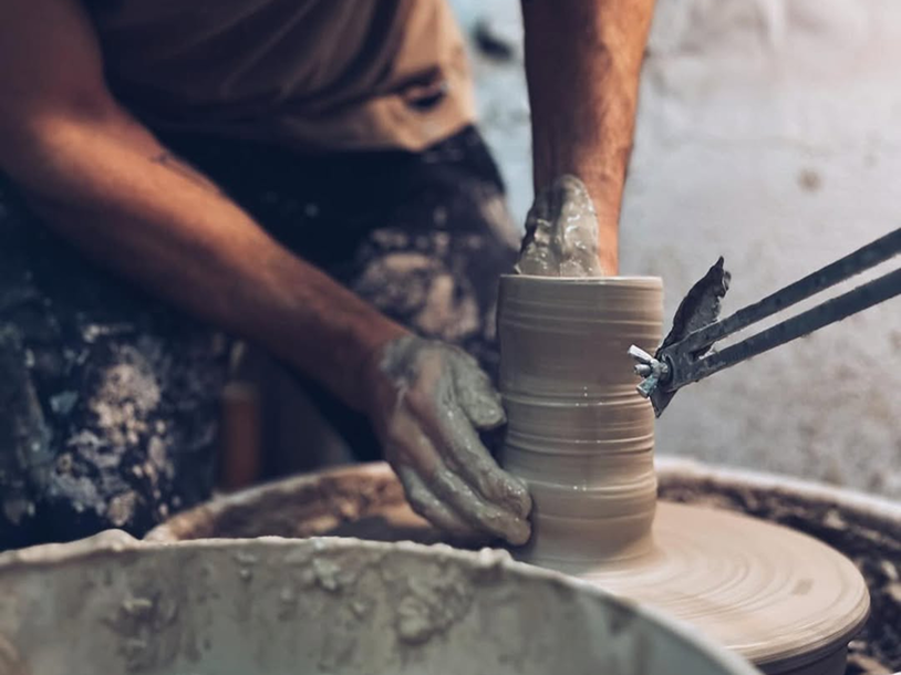 Toczenie urny na kole garncarskim