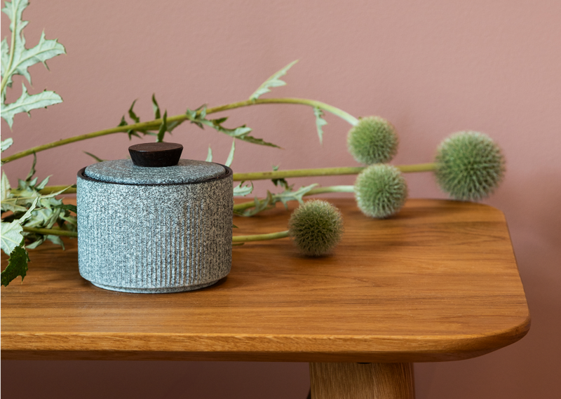 Memory Box na drewnianym stole