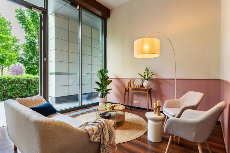 Kameralna sala pożegnań – widok na strefę wypoczynku