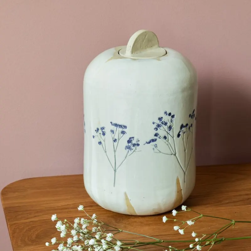 Ręcznie robiona urna ceramiczna